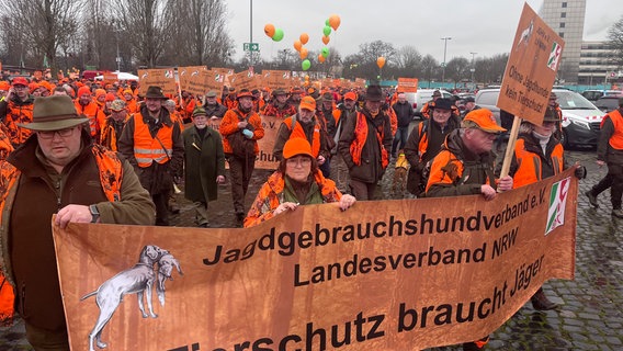 Jäger demonstrieren in Hannover gegen die Änderung des Jagdgesetzes. © NDR Foto: Daniel Sprehe