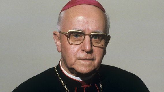 Der damalige Hildesheimer Bischof Heinrich Maria Janssen auf einem Porträtfoto aus dem Jahr 1979. © picture alliance / dpa | Portraitdienst 