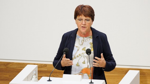 Vize-Präsidentin des Niedersächsischen Landtags Meta Janssen-Kucz (Grüne) spricht im Plenum (09.11.2021) © dpa-Bildfunk Foto: Michael Matthey