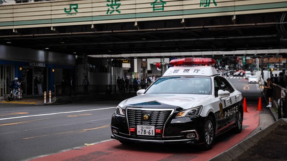 Ein Polizeiauto steht in Japan am Straßenrand einer Großstadt. © picture alliance / ZUMAPRESS.com | Stanislav Kogiku Foto: Stanislav Kogiku