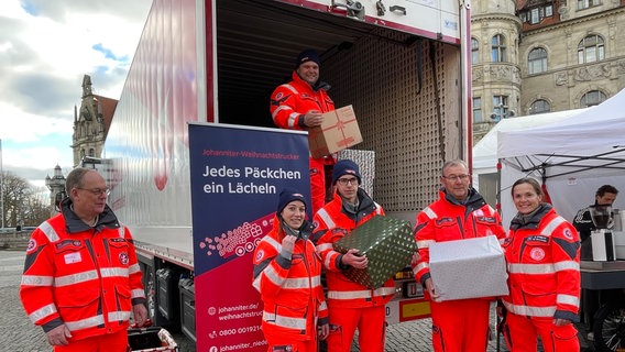 Johanniter beladen die Weihnachtstrucks für die Johanniter Weihnachtsaktion. © NDR Foto: Vera Zellmer