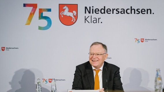 Niedersachsens Ministerpräsident Stephan Weil (SPD) spricht während einer Pressekonferenz. © picture alliance/dpa/Ole Spata Foto: Ole Spata