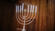 Chanukkia-Leuchter in einer Jüdischen Synagoge. © NDR Foto: Julius Matuschik