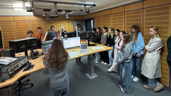 Schülerinnen und Schüler in einem Hörfunkstudio des NDR beim Jugendmedientag © NDR Foto: Jasmin Janosch