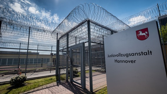 Gitter sind am Haupteingang der Justizvollzugsanstalt in Hannover zu sehen. © picture alliance/dpa Foto: Peter Steffen