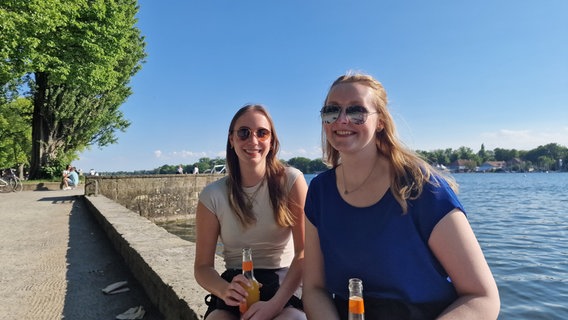 Julia Bornemann (l) und Luzia Berghaus (r) haben sich auf ein Getränk zum Feierabend am Maschsee verabredet. © NDR Foto: Viktoria Koenigs