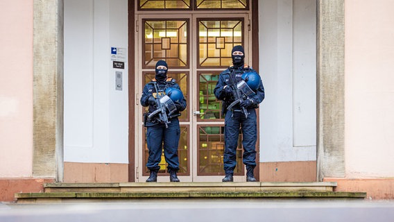 Einsatzkräfte der Polizei stehen vor dem Oberlandesgericht. © dpa Foto: Moritz Frankenberg