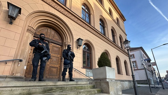 Polizisten beim Prozessauftakt gegen eine Angeklagte der Kaiserreichsgruppe vor dem Gericht in Celle. © NDR Foto: Carsten Busch