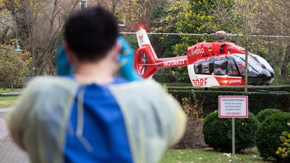 The helicopter Christoph Thuringia of the DRF Luftrettung brings a patient seriously ill with the corona virus to the St. Bernward Hospital in Hildesheim.  © dpa Photo: Julian Stratenschulte