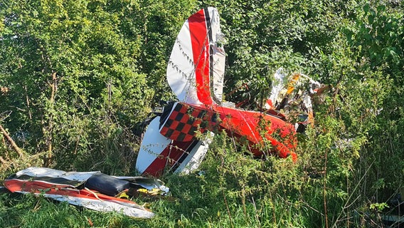 Die Absturzstelle nach dem Absturz eines Kleinflugzeuges. Ein Pilot aus Schuamburg kam ums Leben. © Andreas Eickhoff/dpa Foto: Andreas Eickhoff/dpa