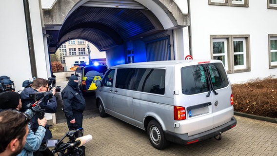 Daniela Klette kommt mit einem grauen Transporter am Oberlandesgericht Celle an. © dpa Foto: Sina Schuldt