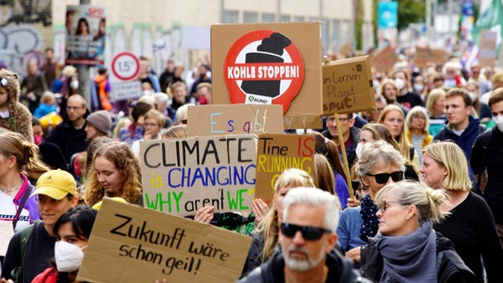 Menschen demonstrieren in Hannover für den Klimaschutz. (Archivbild) © picture alliance / Geisler-Fotopress | Patrick Graf/Geisler-Fotopress Foto: Patrick Graf