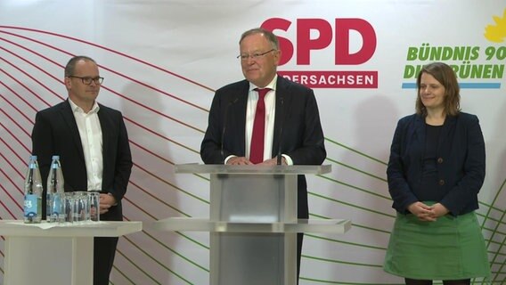 Grant Hendrik Tonne (SPD), Stephan Weil (SPD) und Julia Willie Hamburg (Grüne) bei einer Pressekonferenz anlässlich des Koalitionsvertrages © NDR 