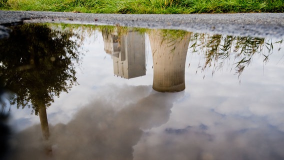 Das Kohlekraftwerk Mehrum spiegelt sich in einer Pfütze. © dpa-Bildfunk Foto: Julian Stratenschulte