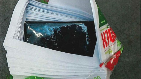 Ein Kokain-Päckchen liegt in einem ausgehölten Stapel Druckerpapier. © Zollfahndungsamt Hannover 