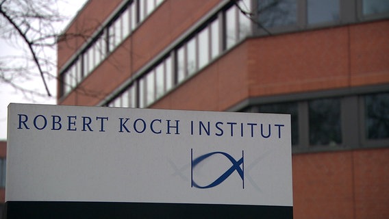 Ein Schild, auf dem "Robert Koch Institut" steht. © NDR 