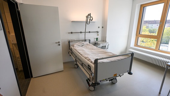 Ein leeres Krankenhausbett steht in einem Zimmer im Krankenhaus. © picture alliance/dpa | Jens Kalaene Foto: Jens Kalaene