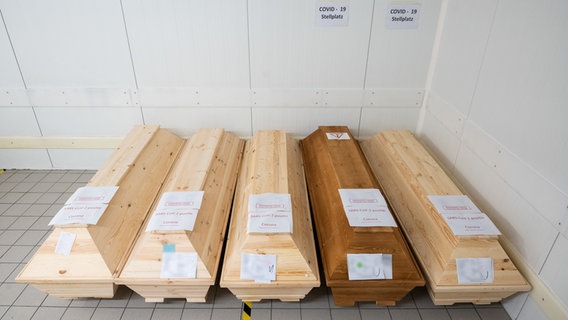 Särge stehen in einem Krematorium bei Hildesheim. © dpa-Bildfunk Foto: Julian Stratenschulte