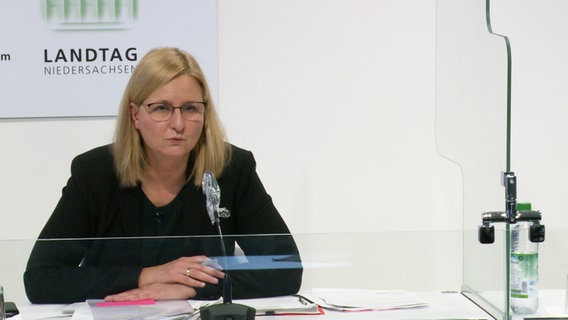 Claudia Schröder, deputy head of the Lower Saxony corona crisis team, speaks at a press conference.  © NDR 