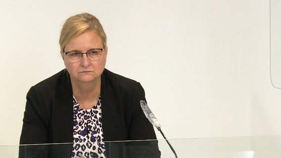 Der stellvertretende Leiterin des niedersächsischen Corona-Krisenstab Claudia Schröder spricht während einer Pressekonferenz. © NDR 