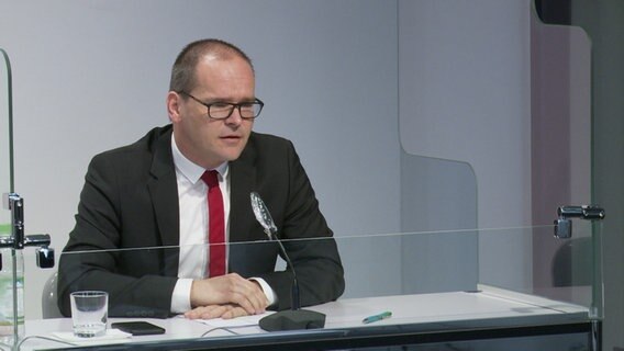Grant Hendrik Tonne (SPD) spricht bei einer Pressekonferenz. © NDR 