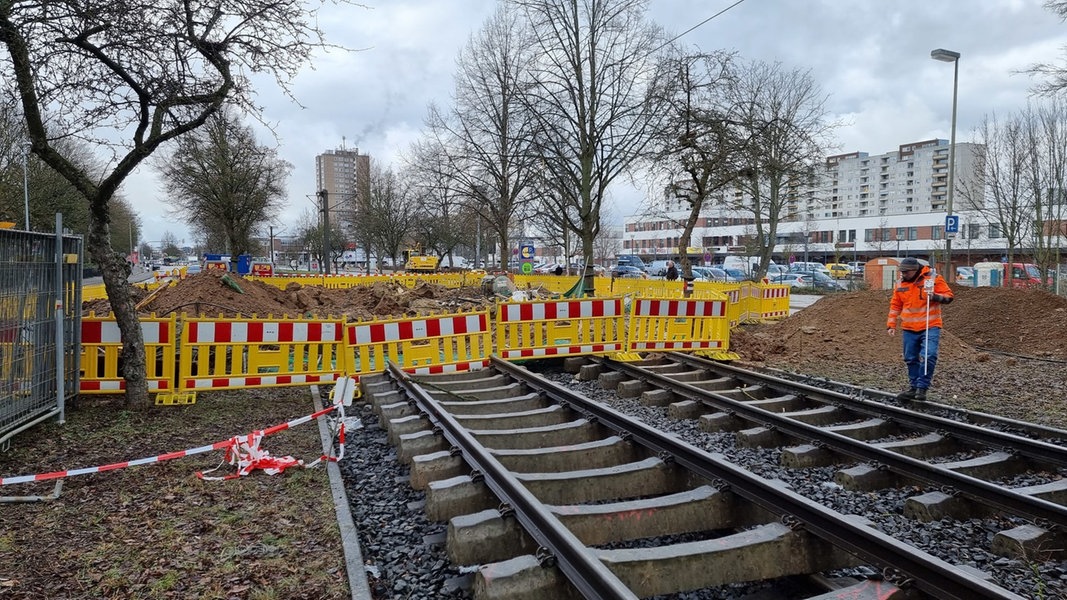 Das beschädigte Gleisbett der Straßenbahnlinie nach einer Sprengung einer Fliegerbombe in Laatzen an der Erich-Panitz-Straße.