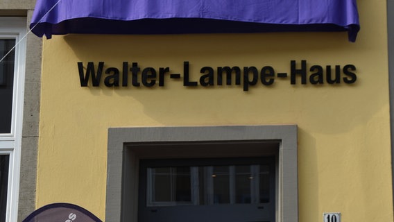 Die Frontansicht des Walter-Lampe-Hauses. © Stabsstelle Presse und Öffentlichkeitsarbeit, digitale und interne Kommunikation Foto: Max Sladkov