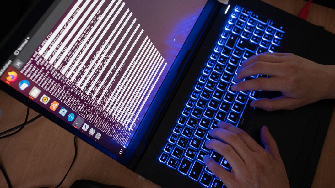 Eine KI-Wissenschaftlerin des Landeskriminalamt Niedersachsen arbeitet an Computerbildschirmen.