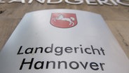 Ein Schild mit der Aufschrift "Landgericht Hannover" hängt am Eingang des Landgerichts in Hannover. © picture alliance/Silas Stein/dpa Foto: Silas Stein