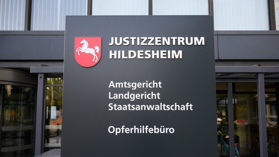 Der Schriftzug "Justizzentrum Hildesheim - Amtsgericht - Landgericht - Staatsanwaltschaft" steht auf einem Schild © Julian Stratenschulte/dpa +++ dpa-Bildfunk +++ Foto: Julian Stratenschulte