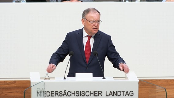 Stephan Weil (SPD) im Landtag am Rednerpult. © NDR 