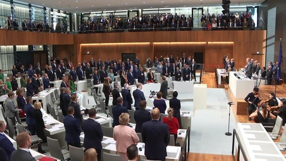 Das Plenum im Niedersächsischen Landtag. Rechts Musiker. © NDR Foto: NDR