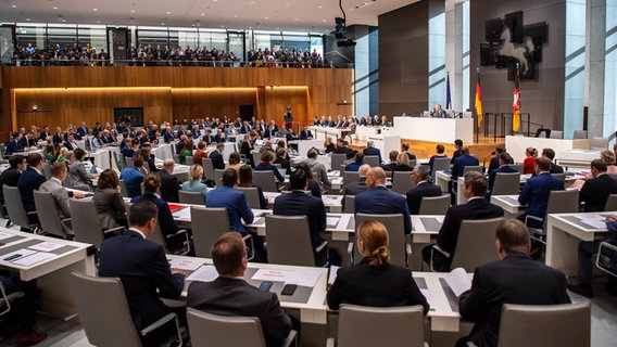 Das Plenum im Niedersächsischen Landtag. Rechts Musiker. © Sina Schuldt/dpa Foto: Sina Schuldt/dpa