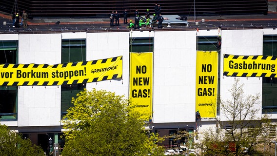 Banner der Umweltschutzorganisation Greenpeace hängen an der Fassade des niedersächsischen Landtages. © dpa-Bildfunk/Moritz Frankenberg Foto: Moritz Frankenberg