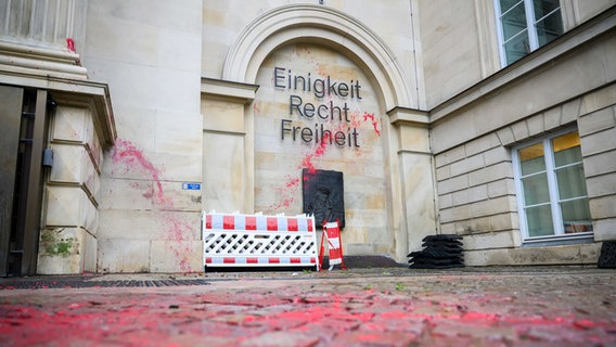 Rote Farbspuren sind noch immer am niedersächsischen Landtag zu sehen. © picture alliance/dpa Foto: Julian Stratenschulte