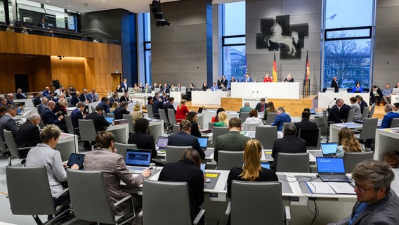 Die Abgeordneten sitzen im niedersächsischen Landtag. © picture alliance/dpa Foto: Julian Stratenschulte