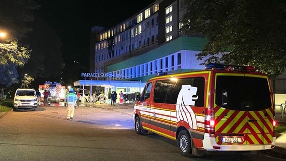 Einsatzfahrzeuge der Feuerwehr stehen vor der Paracelsus-Klinik in Langenhagen. © dpa 