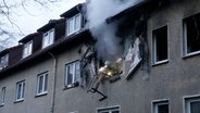 Feuerwehrleute löschen einen Brand in einem Mehrfamilienhaus in Langenhagen in der Region Hannover. © TeleNewsNetwork 