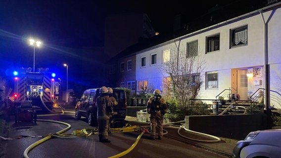 Feuerwehrleute löschen einen Brand in einem Reihenhaus in Lehrte. © Freiwillige Feuerwehr Lehrte/dpa 