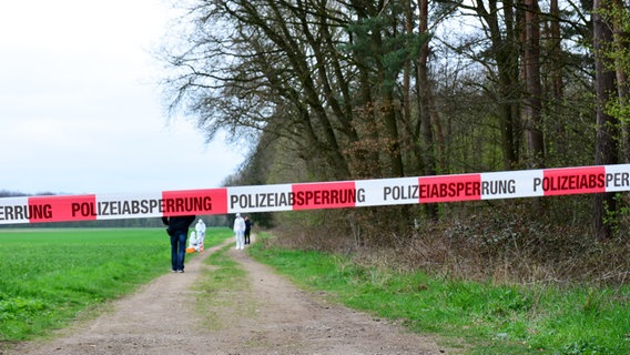 Ein Polizeiband sperrt ein Waldstück ab. © NDR Foto: Thomas Hans