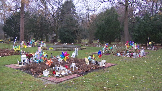 Auf einem Friedhof befindet sich eine Gedenkstätte für verstorbene Kinder. © NDR 