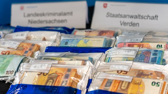 Sichergestelltes Bargeld liegt auf einem Tisch. © Landeskriminalamt Niedersachsen 