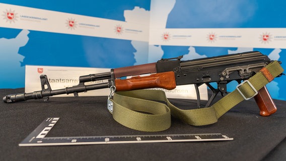 Ein sichergestelltes polnisches Sturmgewehr Typ Radom Tantal liegt auf einem Tisch. © Landeskriminalamt Niedersachsen 