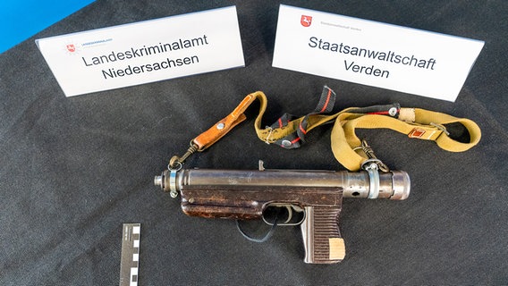 Eine sichergestellte tschechische Maschinenpistole Typ Samopal vz. 48 liegt auf einem Tisch. © Landeskriminalamt Niedersachsen 