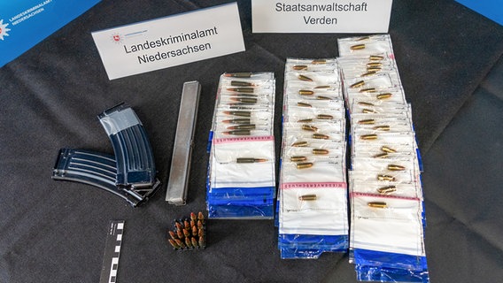 Sichergestellte Munition liegt auf einem Tisch. © Landeskriminalamt Niedersachsen 