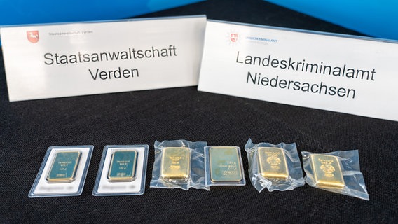 Sichergestellte Goldbarren liegen auf einem Tisch. © Landeskriminalamt Niedersachsen 