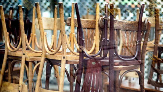 Holzstühle  in einem geschlossenen Restaurant in der Innenstadt Hannovers auf Tischen hochgestellt. © dpa-Bildfunk Foto: Hauke-Christian Dittrich