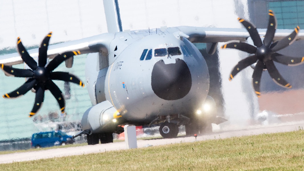 Ein A400M-Transportflugzeug steht am Fliegerhorst der Bundeswehr in Wunstorf.