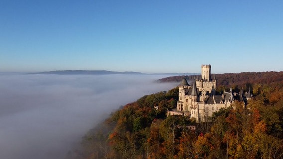 Das Schloss Marienburg beim Sonnenaufgang im Nebel © TeleNewsNetwork 