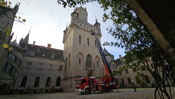 Feuerwehrleute bei einer Übung an der Marienburg in der Region Hannover. © NDR Foto: Bernd Reiser